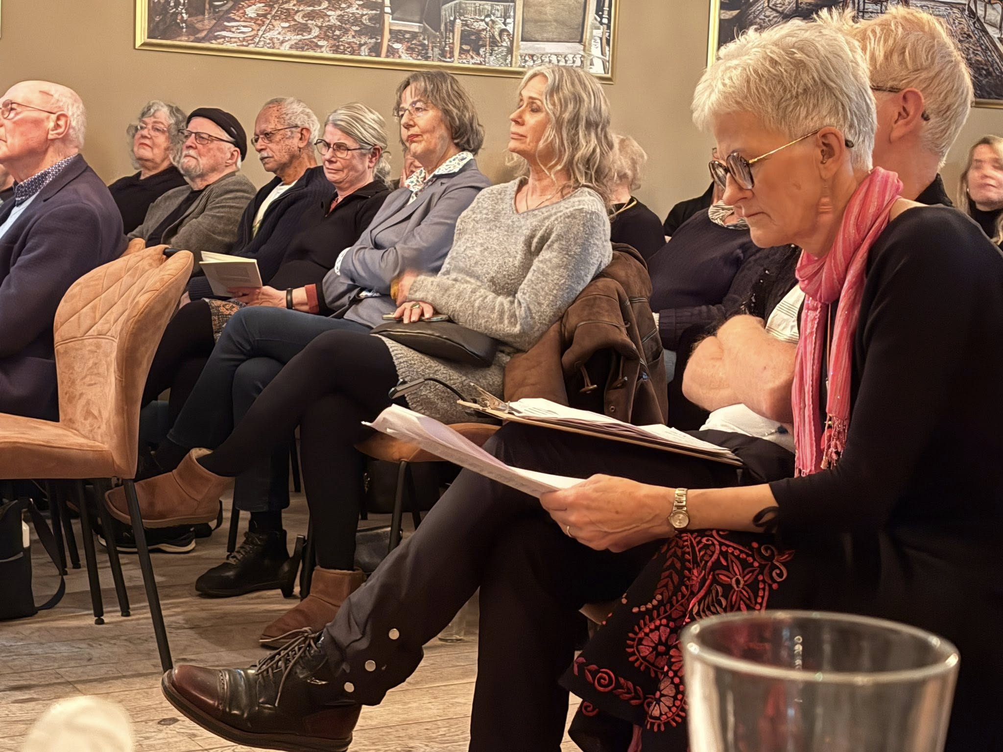 Piety Veenema, hier in het publiek. Foto: Ineke Blaauwwiekel