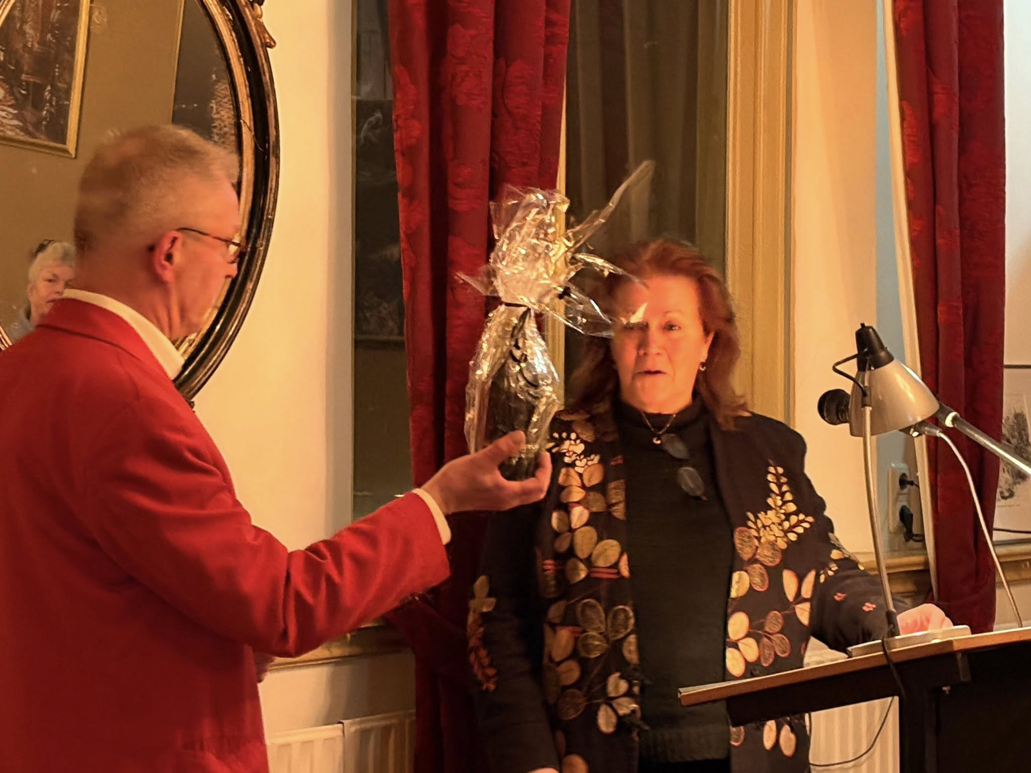 Wouter bedankt Christel met een fles 'Nieneutje'. Foto: Ineke Blaauwwiekel