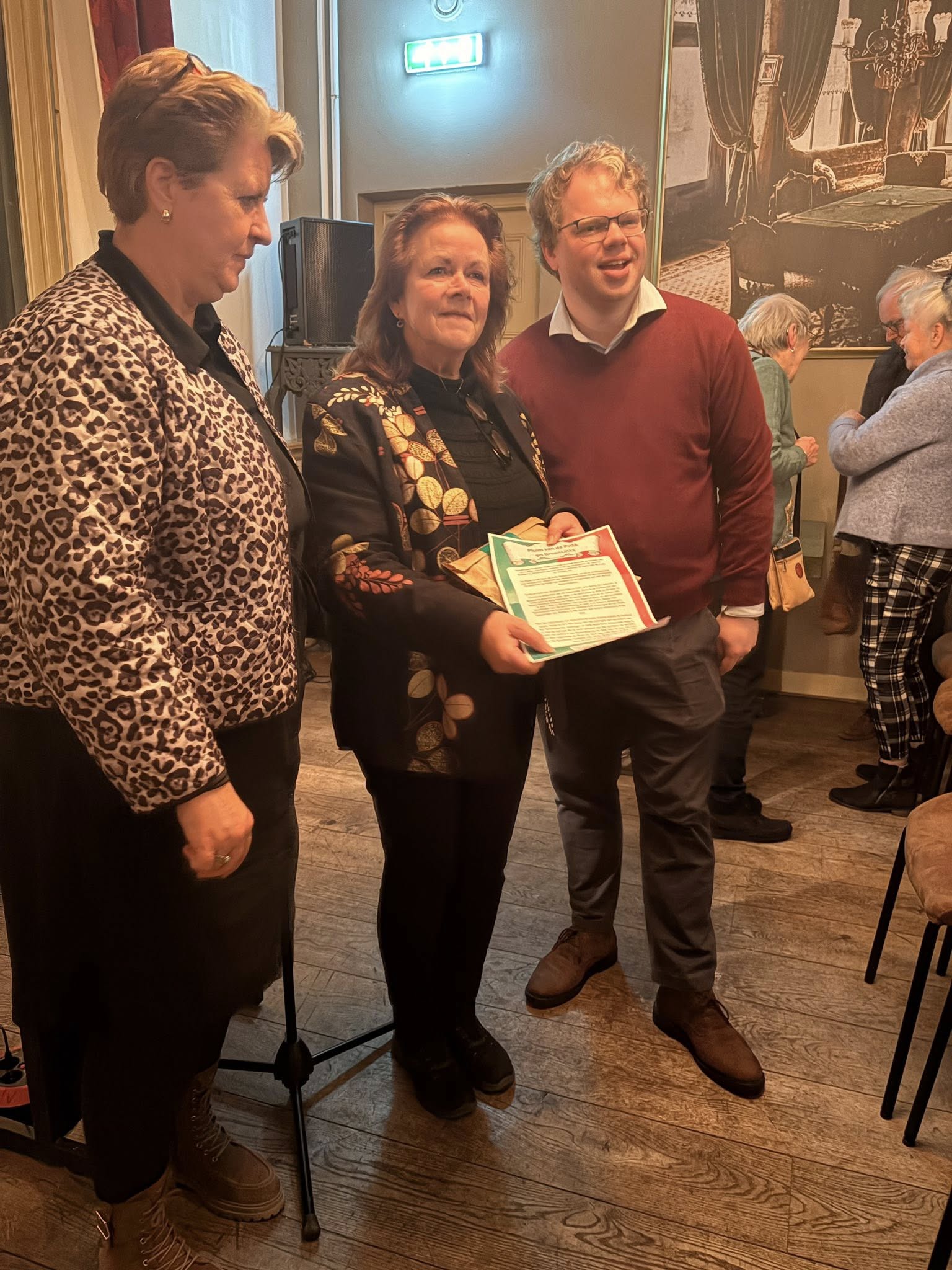 Christel Elshout neemt na dertig jaar afscheid als mede-organisator van de Leekster Gedichtendag, en ze ontvangt de 'Pluim' van GroenLinks-PvdA Westerkwartier. (Foto: Ineke Blaauwwiekel)