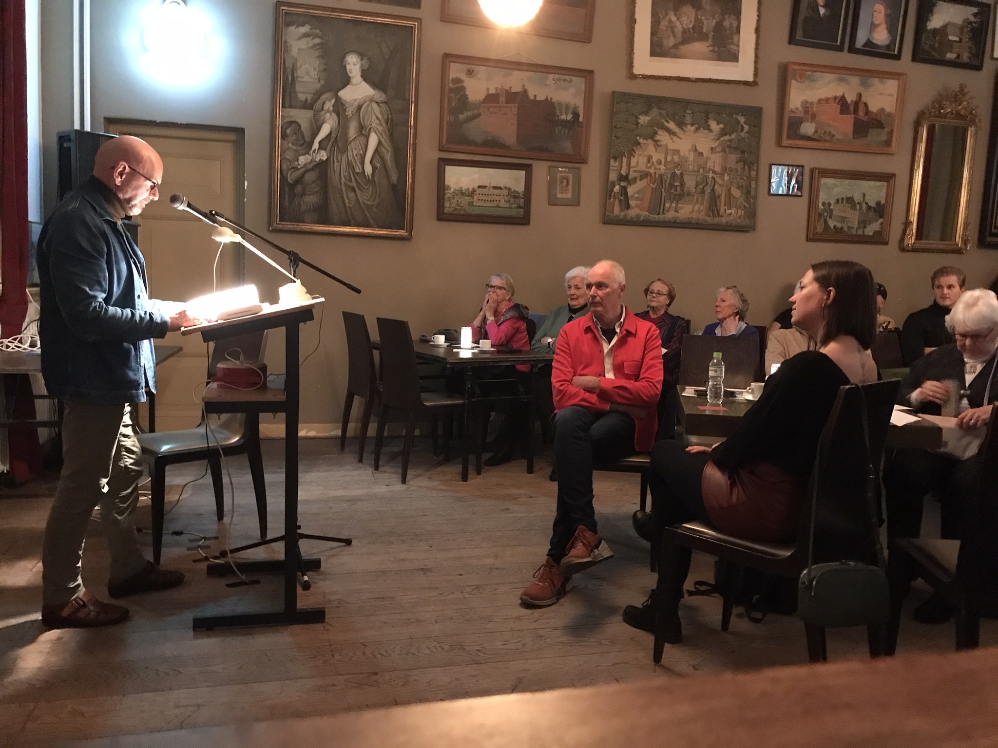 Gedichtendag in 2025; Jan Kuiper in de balzaal. (Foto: Ineke Blaauwwiekel)
